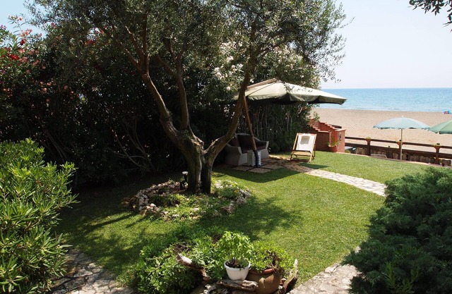 Apartment with garden on the beach.