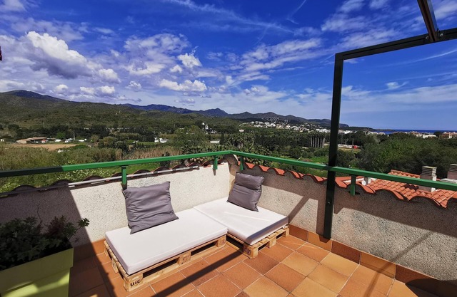 Apartment with panoramic views of Llançà and swimming pool