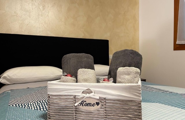 APARTMENT WITH PARKING SPACE. IDEAL FOR FAMILIES. CONVENIENT FOR VENICE AND PADUA