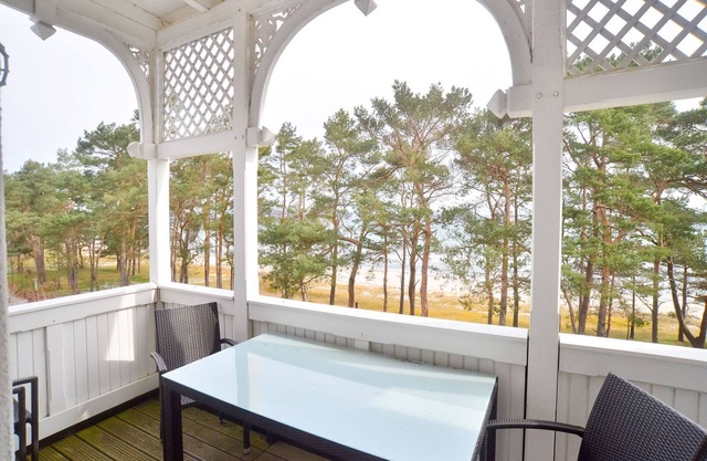 Apartment with sea view, 2 bedrooms and balcony