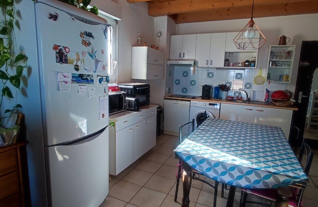 Apartment with sea view and 5-minute walk to the beach, swimming pool, tennis court, straw hut.