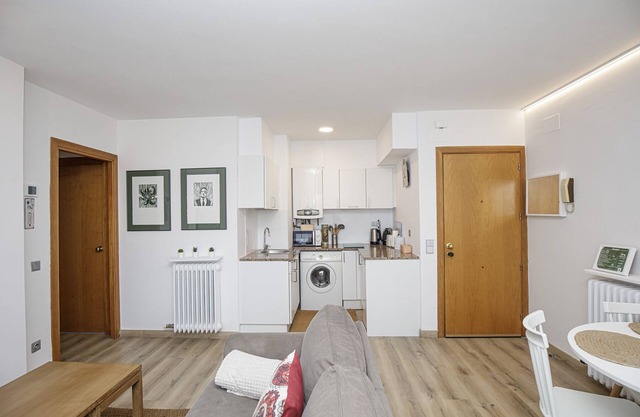 Apartment with very large balcony in Girona