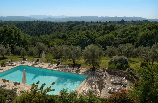 Apartment with WIFI, pool, A/C, TV, terrace, panoramic view, parking, close to Greve In Chianti