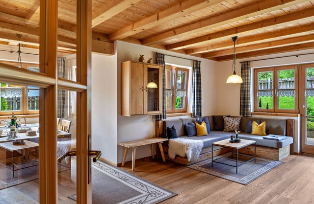 Apartment 'Wohnung Blau - Ferienhaus Ammergau' with Mountain View, Terrace and Wi-Fi
