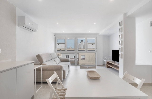 Apartment 'Zurbarán' with Balcony, Wi-Fi and Air Conditioning