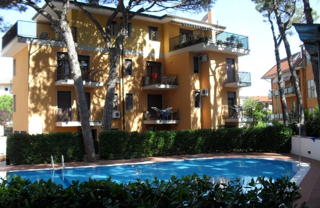 app. no. 8 Elite condo with pool, sunbeds and play area, wi-fi