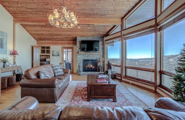 Appalachian State of Mind- Sunset and Sunrise View, Yard Area, Open Floor Plan with Amazing Vie.