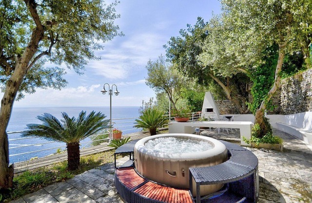 Appartamento Annarosa A: A pleasant and spacious apartment that covers the entire top floor of a villa built on the sloping cliff in front of the sea, with Free WI-FI.