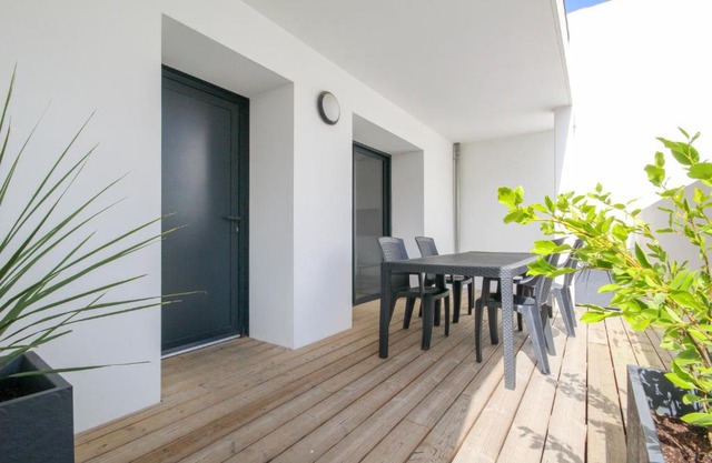 Appartement neuf, 150m de la grande plage, parking, proche commerces