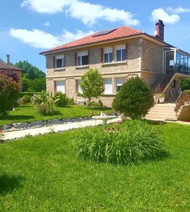 Appartement charmant à Toulonjac avec jardin et terrasse, 110 m²