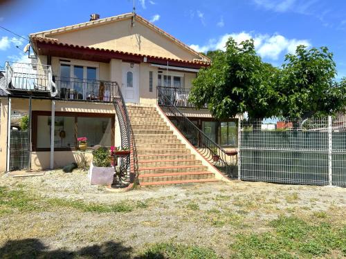 Appartement dans maison au 1er étage avec terrasse jardin ombrage et parking securise