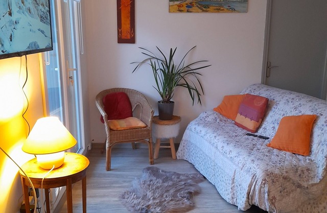 Appartement de 30m2 en Plein Cœur de Meze, Surplombant son Joli Marché