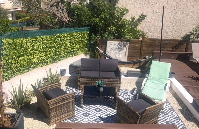 Appartement en rez de Jardin Avec Piscine Privée , Terrasses et Solarium