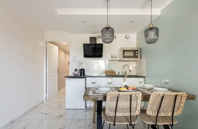 Appartement Moderne Avec Piscine et vue Partielle sur la Mer, Parking