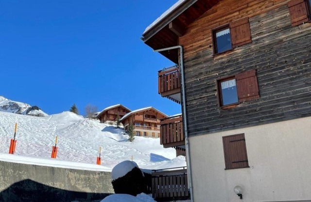 Appartement skis aux pieds, cosy 2 pièces, terrasse Sud/Est, 1er étage, idéal pour 4 personnes - FR-1-458-131