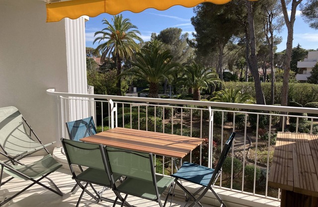 Appartement Spacieux et Calme Dans un Écrin de Verdure à 150 Mètres du Littoral