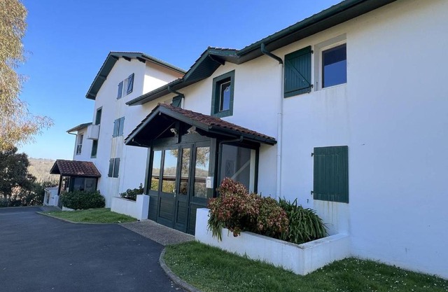 Appartement T2 confortable avec terrasse sud et parking, au calme, proche commerces, petit animal accepté - FR-1-495-6