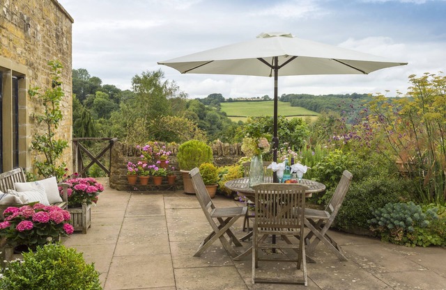 Apple Cottage is a two bedroom charming cottage, based in picturesque Snowhill