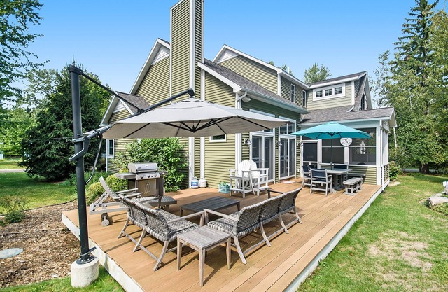 Appy Place with beautiful yard, apple trees, & firepit - walk to private beach