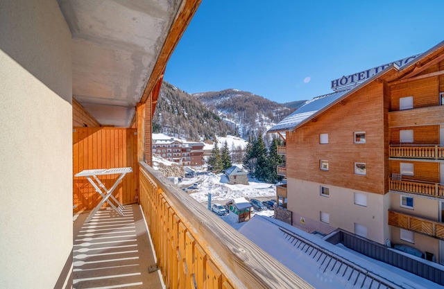 Apt 4/6 ppl near the ski runs, heated indoor pool