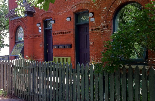 Apt. in Quiet Historic Neighborhood. 5 min. walk to shops, restaurants and bars