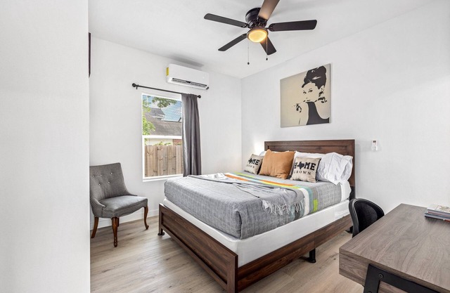 Apt Near Downtown | Desk WiFi TVs | Games | Pets