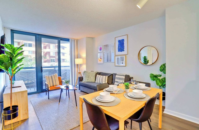 Apt with Gym & Metro Access