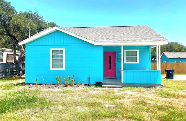 Aqua Bungalow - One mile away from Cove Harbor