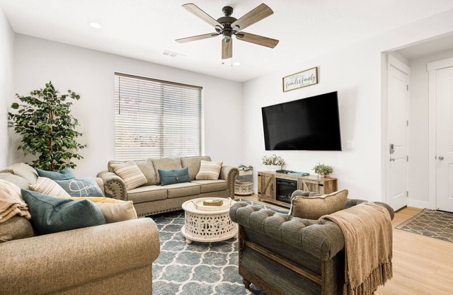 Aqua Farmhouse - Pool Table, Pickle Ball, Scooters, Family Fun! Dog Friendly.