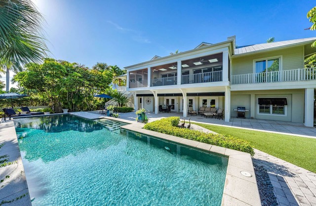 AQUALANE OASIS - Spacious Waterfront Southern Coastal Luxury Home