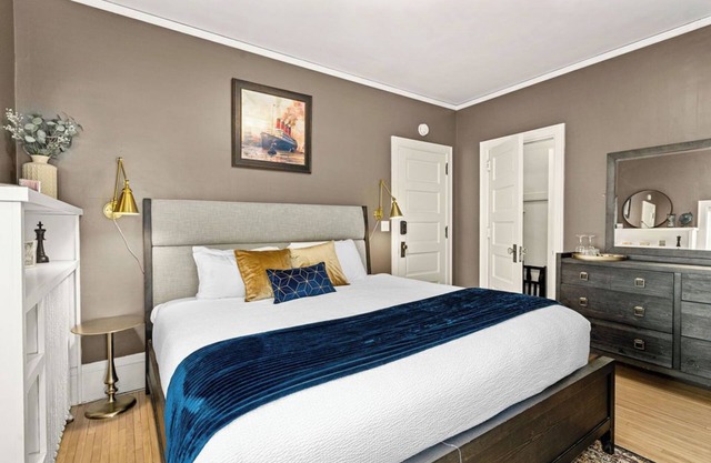 Aquitainia Suite w/Jacuzzi & Fireplace