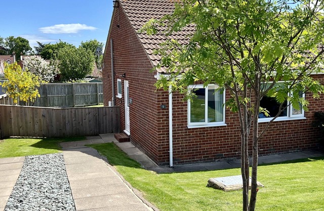 ARAUCARIA HOUSE, pet friendly, with a garden in Whitby