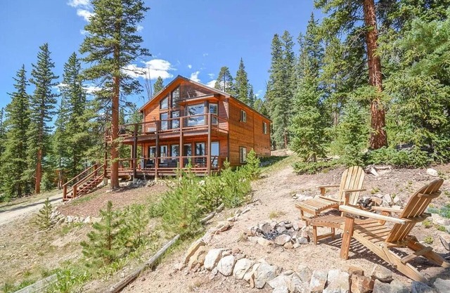 🕹️Arcade🧌Gnomes♨️Hot Tub👑King Bed🏔️2 Decks🔭Base Camp Mountain Chalet