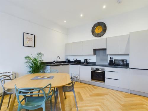 Arcadia House, central location with parking, King sized beds and WiFi