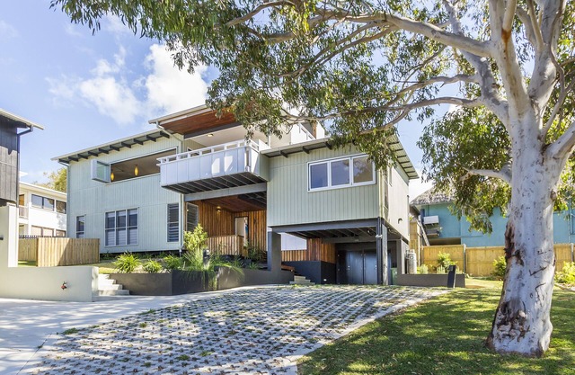 Architect designed 4 bedroom house with ocean and bush views.