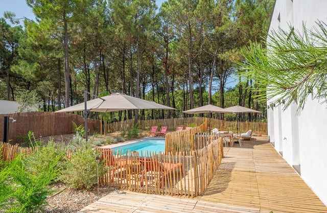 Architect-designed villa, La Palmyre golf course, 400m from beaches, swimming pool, sleeps 9