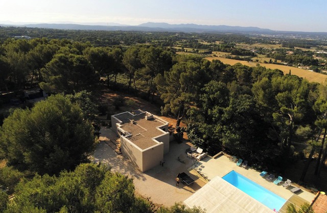 Architect house in the countryside 10 minutes from the center of Aix-en-Provence.
