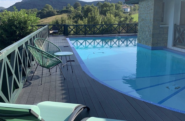 Architect's house with swimming pool 10 minutes from St Jean de Luz