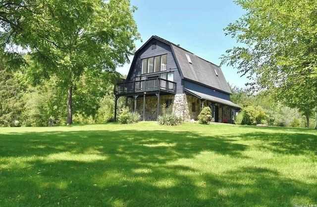Architect's Villa in Hudson Valley 4 bdrm Sleeps 9 Pet Friendly 90 min. from NYC