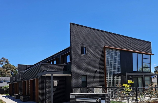 Architectural 4bedroom 2 1/2 Bathroom Townhouse, Woden CBD+WIFI+2 car garage