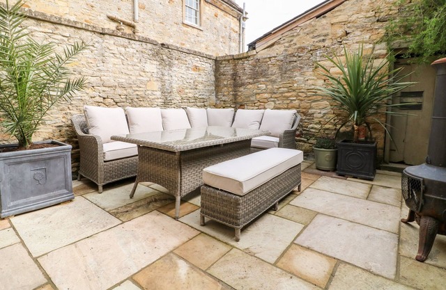 ARCHWAY COTTAGE, family friendly, with a garden in Burford