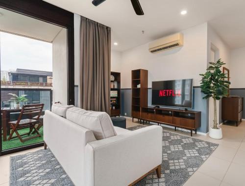 Arcoris Soho 163 Mall Luxury 2Bedroom With City View