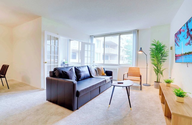 Arlington Apt: Metro & Pool Access