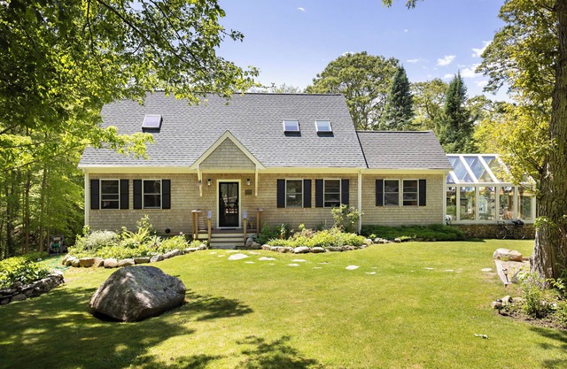 ARRIVE/DEPART ANY DAY Charming Lambert's Cove Home Close to Beach/Ice House Pond