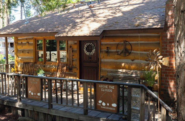 Arrowhead, A/C, Private Jacuzzi, Huge Backyard, 65" TV, Fully Stocked, Dogs OK.