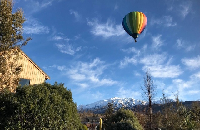 Arrowtown Cottage® - Mountain views, quality chattels