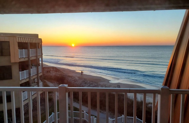 Arrr Place. Beachfront, 1 BR, pool & beach access. 2 Queens, 2 bunks