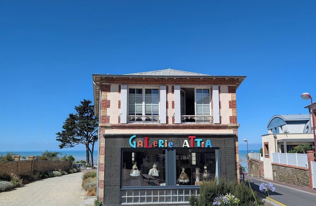 Art and Vintage seaside apartment 1 minute walk from the beach 4 people