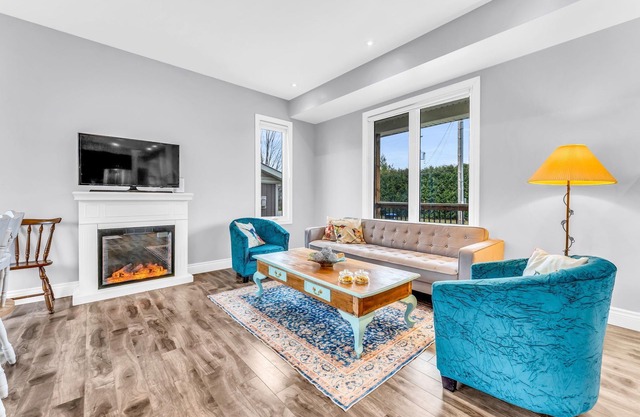 Art Deco Home near Lake Simcoe W/Patio & Fire pit