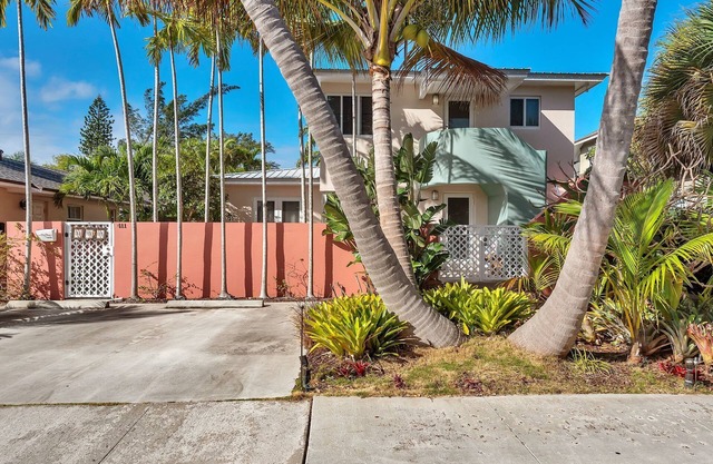 Art Deco Pool House a mile to Beach Pets welcome